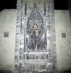 Tabernáculo com quatro santos coroados, para a guilda &39;Maestri di Pietra e di Legname&39; de Florença c.1415 (mármore)
